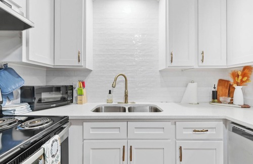 Bryan House | The Wildflower Townhome - Beautifully Updated and Fully Stocked - Close to A&M!