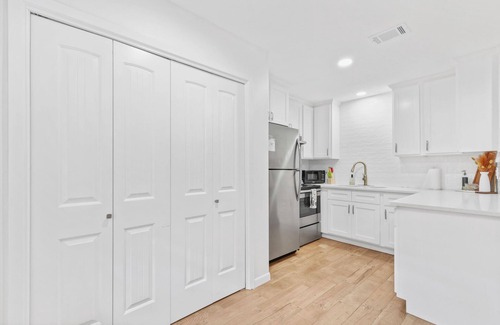 Bryan House | The Wildflower Townhome - Beautifully Updated and Fully Stocked - Close to A&M!