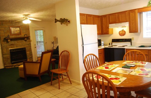 Russell Springs Cabin | The Wildlife Hot Tub Cabin @ LakePointe Resort - no cleaning fees!
