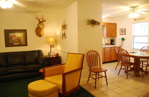 Russell Springs Cabin | The Wildlife Hot Tub Cabin @ LakePointe Resort - no cleaning fees!