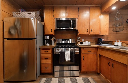 Pine Cove Cabin | The Wile Cabin with Spa, Fireplace *Pet Friendly