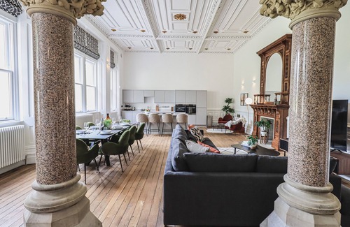 Newland Near Ulverston Cottage | The Wilfred Suite Stone Cross Mansion