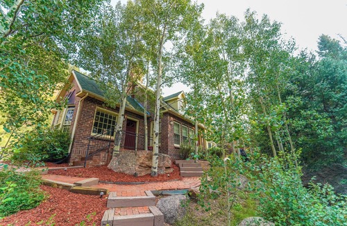 Divide Cottage | The Williamsburg Cottage at Valley Glen.your romantic mountain getaway