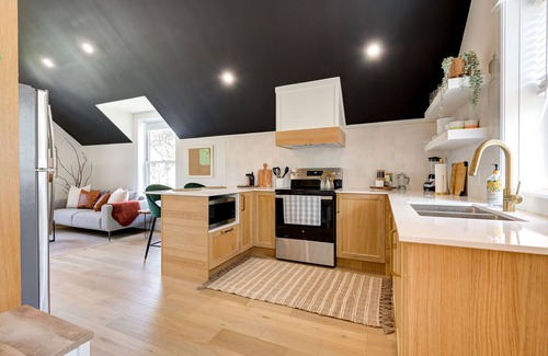 Kitchener Apartment | The Willow ⍋ | 1 Bed 1 Bath | 2nd Storey Suite