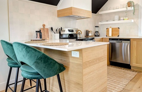 Kitchener Apartment | The Willow ⍋ | 1 Bed 1 Bath | 2nd Storey Suite