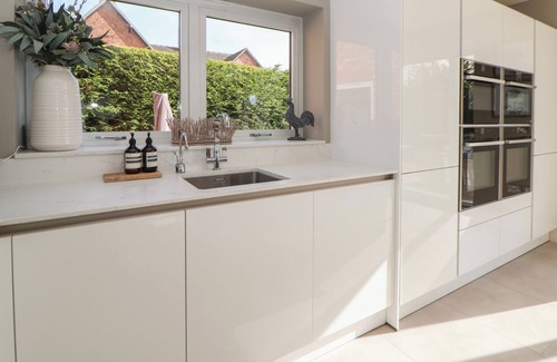 Tarporley House | THE WILLOWS, pet friendly, luxury holiday cottage in Tarporley