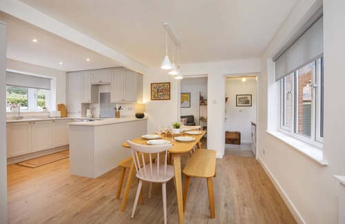 York Cottage | The Willows - sleeps 6 guests in 3 bedrooms