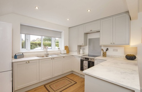 York Cottage | The Willows - sleeps 6 guests in 3 bedrooms