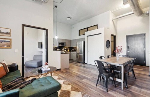 Fairmount Apartment | The Windsor Apt | GYM, Game Rm, Rooftop, Central Locaton