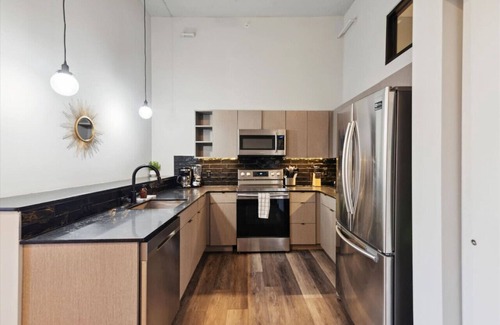 Fairmount Apartment | The Windsor Apt | GYM, Game Rm, Rooftop, Central Locaton