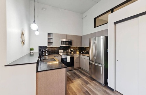 Fairmount Apartment | The Windsor Apt | GYM, Game Rm, Rooftop, Central Locaton