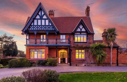 Old Windsor House | The Windsor Tapestries by Casa by Grace - Luxury 4 Bed Home, Sleeps up to 9, Hot Tub, Free Parking, Dog Friendly, Legoland, Windsor Castle