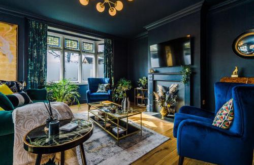 Old Windsor House | The Windsor Tapestries by Casa by Grace - Luxury 4 Bed Home, Sleeps up to 9, Hot Tub, Free Parking, Dog Friendly, Legoland, Windsor Castle