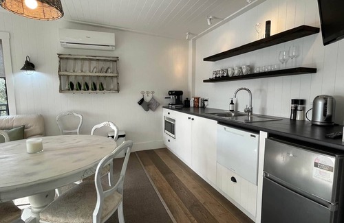 Omiha Cottage | THE WINEMAKERS COTTAGE | Coast & Country | WINTER DEAL - Stay for 3, Pay for 2
