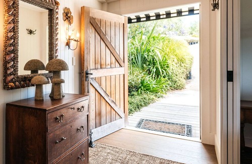 Omiha Cottage | THE WINEMAKERS COTTAGE | Coast & Country | WINTER DEAL - Stay for 3, Pay for 2