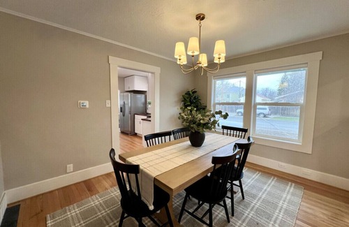 Baker City House | The Winston, Gorgeous! 4 Bdrm w/Hot Tub & Firepit, Local Golfing 50% Off!