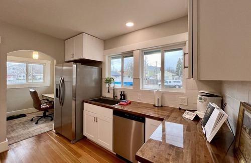 Baker City House | The Winston, Gorgeous! 4 Bdrm w/Hot Tub & Firepit, Local Golfing 50% Off!