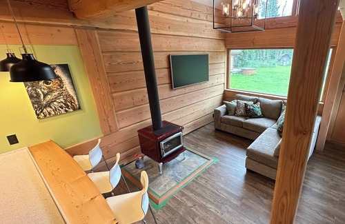 Blaeberry Cabin | The Wise Owl's Roost. A luxury cabin with hot tub and amazing mountain views