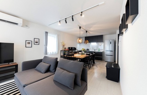 Higashi House | THE WISTERIA