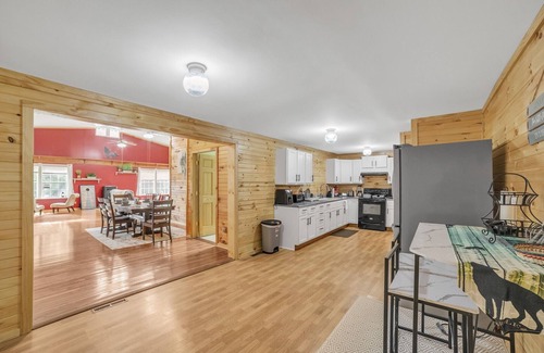 Grand Junction House | The Wolf Den:A Summer Dream - Lake Views, Hot Tub & Fire Pits