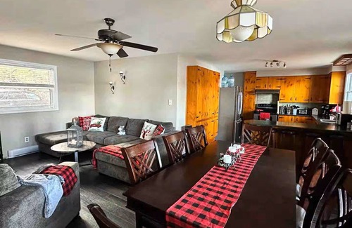 Lanark Highlands Cottage | The Wolf Den on White Lake!