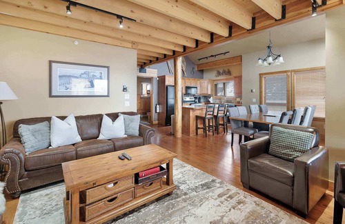 The Forest Ski Chalet | The Wolf's Den at Big White | Private Hot Tub