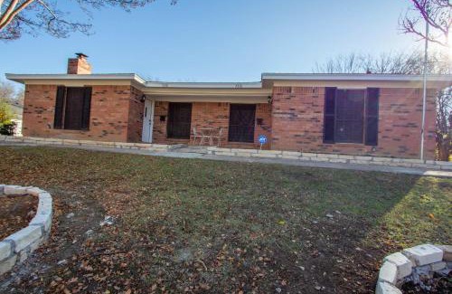 Fort Worth House | The Wonder Inn - Sleeps 11 near TCU