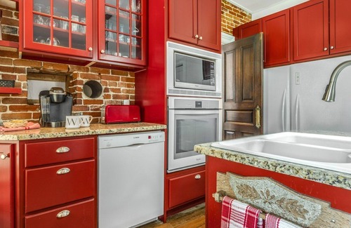 Kingsville Hotel | The Woodbridge House