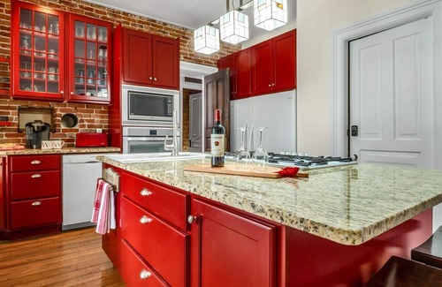 Kingsville Hotel | The Woodbridge House