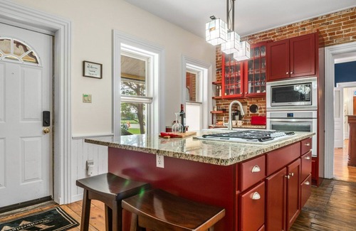 Kingsville Hotel | The Woodbridge House