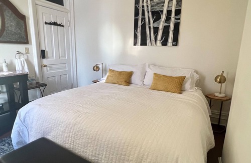 Kingsville Hotel | The Woodbridge House