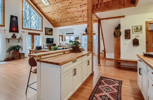 Delaware Cabin | The Wooded Retreat, with fire pit and river view