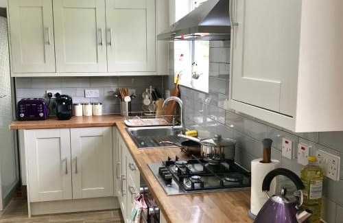 Headington House | The Woodfarm Lodge - 3 Bedroom House with free Parking