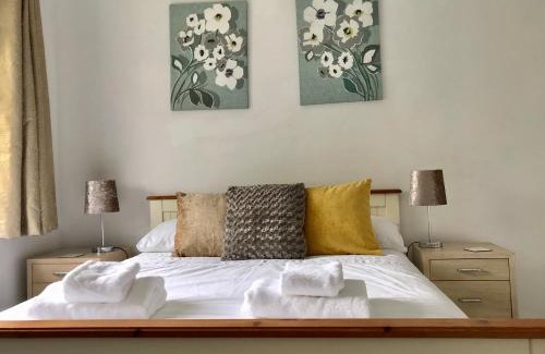 Headington House | The Woodfarm Lodge - 3 Bedroom House with free Parking
