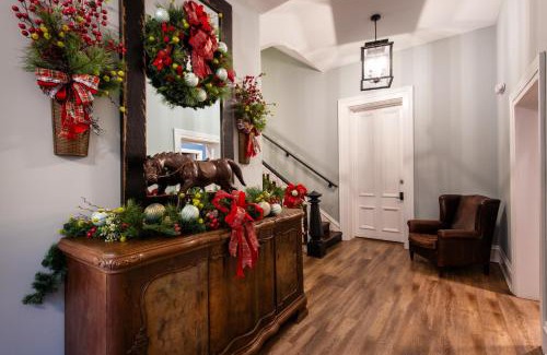 Versailles Hotel | The Woodford Hotel