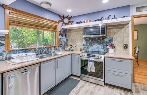 Grogan's Mill House | The Woodlands: Corner Casa in the Tall Trees!