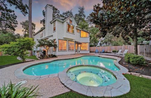 The Woodlands House | The Woodlands Gem with Pool and Spa