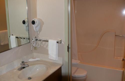 Connersville Hotel | The Woodridge Inn