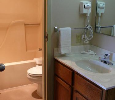Connersville Hotel | The Woodridge Inn