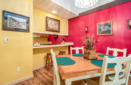 Deer Run House | The Woods - Cozy Townhouse with Amenities!