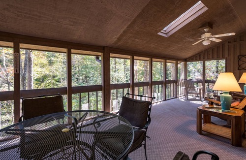 Deer Run House | The Woods - Cozy Townhouse with Amenities!