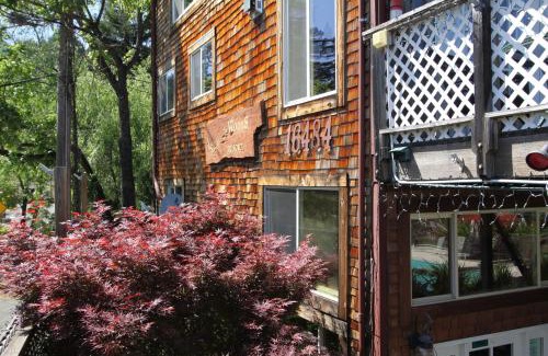 Guerneville Resort | The Woods Hotel - Gay LGBTQ Cabins