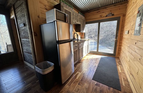 Stanton Cabin | The WOODS Shipping Container Cabin-High Speed WiFi!-Hot Tub!-Covered Deck!-RELAX