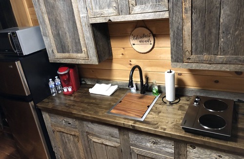 Stanton Cabin | The WOODS Shipping Container Cabin-High Speed WiFi!-Hot Tub!-Covered Deck!-RELAX