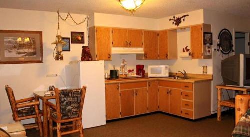 Crescent Hotel | The Woodsman Country Lodge Motel