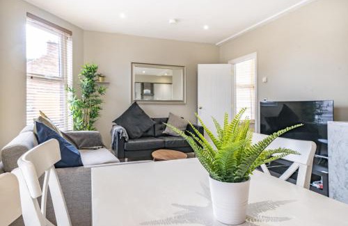 Belfast Apartment | The Woodstock - 2 bd Mod Duplex Ap - Gold Short Term Stays