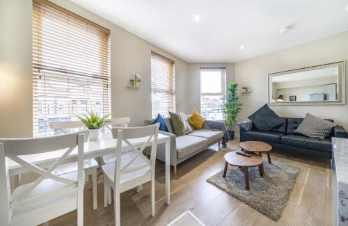 Belfast Apartment | The Woodstock - 2 bd Mod Duplex Ap - Gold Short Term Stays