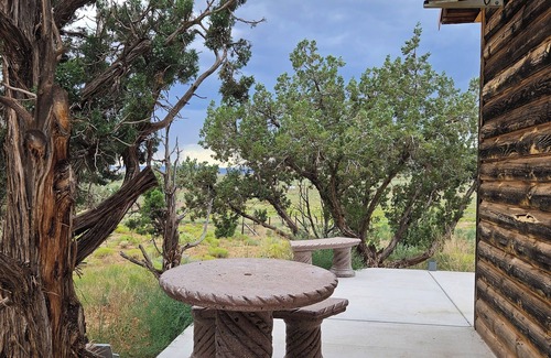 Apple Valley Cabin | The Woody Cabin in Southern Utah, 39 Mi from Zion.