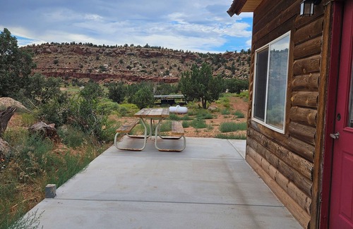 Apple Valley Cabin | The Woody Cabin in Southern Utah, 39 Mi from Zion.
