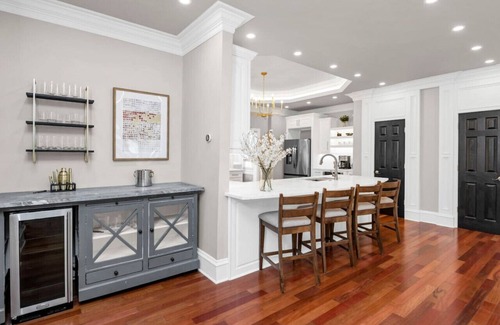 Earlewood House | The Wren | 2 BR 2.5 BA | Newly Renovated w/Hot Tub